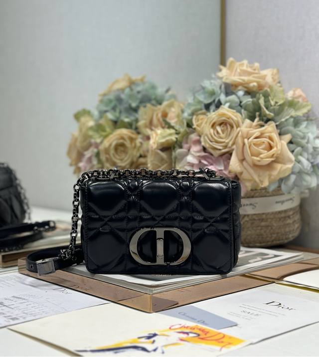 Dior Caro 超大菱格手袋 小号 油蜡黑皮枪扣 牛皮革藤格纹 内配羊皮 翻盖饰以复古金色金属'cd'扣环 搭配可拆卸手链肩带 可替换刺绣宽肩带。 型号:1 Dior Caro 超大菱格手袋 小号 油蜡黑皮枪扣 牛皮革藤格纹 内配羊皮 翻盖饰以复古金色金属'cd'扣环 搭配可拆卸手链肩带 可替换刺绣宽肩带。 型号:1