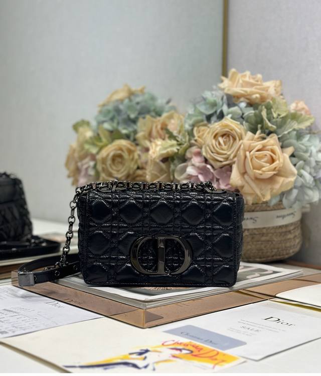 Dior Caro 小菱格手袋 小号 褶皱黑枪扣 牛皮革藤格纹 内配羊皮 翻盖饰以复古金色金属'cd'扣环 搭配可拆卸手链肩带 可替换刺绣宽肩带。 型号:120