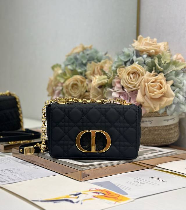 Dior Caro 小菱格手袋 小号 哑黑金扣 牛皮革藤格纹 内配羊皮 翻盖饰以复古金色金属'cd'扣环 搭配可拆卸手链肩带 可替换刺绣宽肩带。 型号:1200