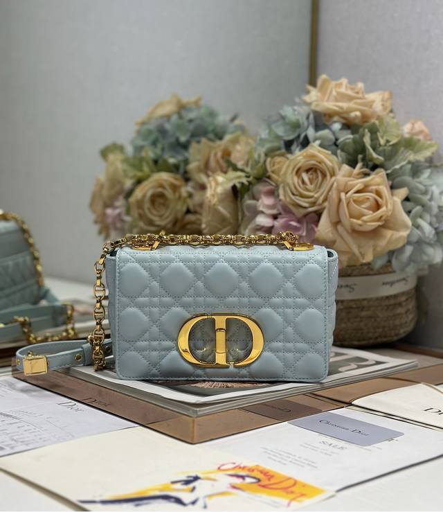 Dior Caro 小菱格手袋 小号 浅蓝金扣 牛皮革藤格纹 内配羊皮 翻盖饰以复古金色金属'cd'扣环 搭配可拆卸手链肩带 可替换刺绣宽肩带。 型号:1200