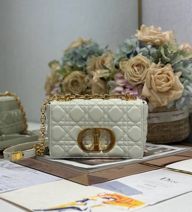 Dior Caro 小菱格手袋 小号 白色金扣 牛皮革藤格纹 内配羊皮 翻盖饰以复古金色金属'cd'扣环 搭配可拆卸手链肩带 可替换刺绣宽肩带。 型号:1200