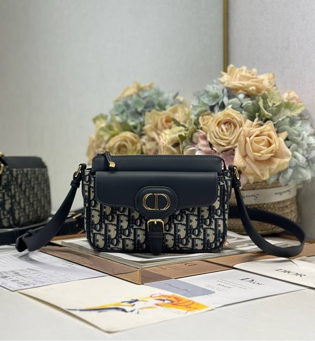 Dior 新款波比拉链小包 蓝D布配皮 这款波比拉链手袋是二零二五春夏成衣系列新品,采用蓝色 Oblique 印花面料等材质精心制作,优雅实用的设计提升该系列的 Dior 新款波比拉链小包 蓝D布配皮 这款波比拉链手袋是二零二五春夏成衣系列新品,采用蓝色 Oblique 印花面料等材质精心制作,优雅实用的设计提升该系列的