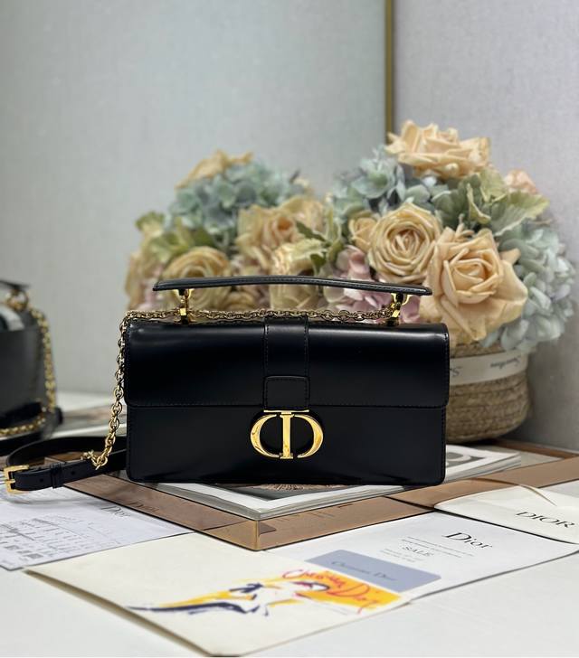 30 Montaigne Top Handle 手袋 黑色皮 这款 30 Montaigne Top Handle 手袋是二零二五春夏成衣系列新品,采用黑色牛皮 30 Montaigne Top Handle 手袋 黑色皮 这款 30 Montaigne Top Handle 手袋是二零二五春夏成衣系列新品,采用黑色牛皮