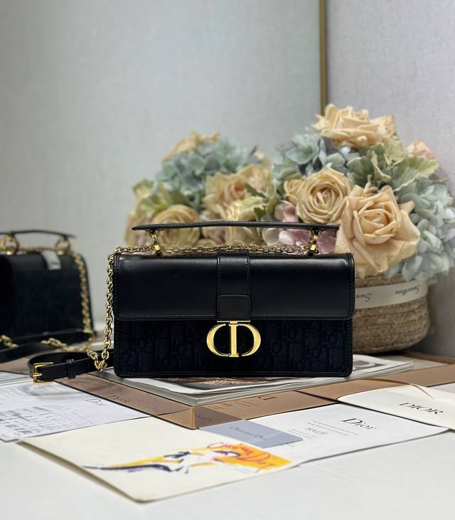 30 Montaigne Top Handle 手袋 黑D布 这款 30 Montaigne Top Handle 手袋是二零二五春夏成衣系列新品，采用黑色 O