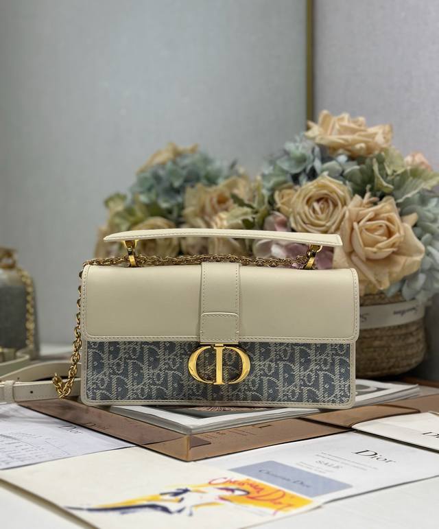 30 Montaigne Top Handle 手袋 椰子蓝D布 这款 30 Montaigne Top Handle 手袋是二零二五春夏成衣系列新品,采用椰子 30 Montaigne Top Handle 手袋 椰子蓝D布 这款 30 Montaigne Top Handle 手袋是二零二五春夏成衣系列新品,采用椰子