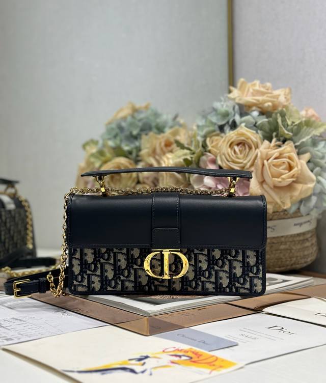 30 Montaigne Top Handle 手袋 蓝D布 这款 30 Montaigne Top Handle 手袋是二零二五春夏成衣系列新品，采用蓝色 O