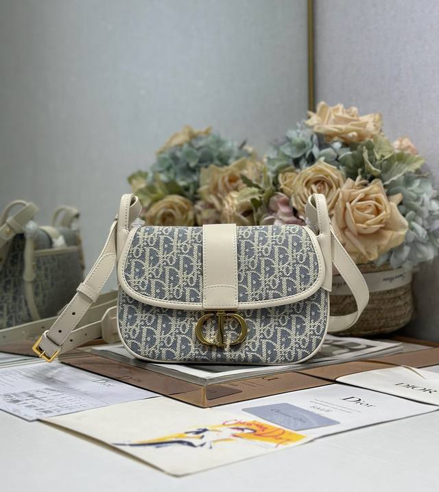 中号 30 Montaigne 学院包 椰子蓝D布 这款学院包是二零二五秋季成衣系列新品，以休闲设计丰富了 30 Montaigne 系列，饰以高雅细节提升格调