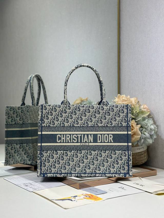 新灰兰D 中号 Dior Book Tote 购物袋 这款Book Tote手袋灵感来自女装创意总监玛丽亚 嘉茜娅 蔻丽 Maria Grazia Chiuri 新灰兰D 中号 Dior Book Tote 购物袋 这款Book Tote手袋灵感来自女装创意总监玛丽亚 嘉茜娅 蔻丽 Maria Grazia Chiuri