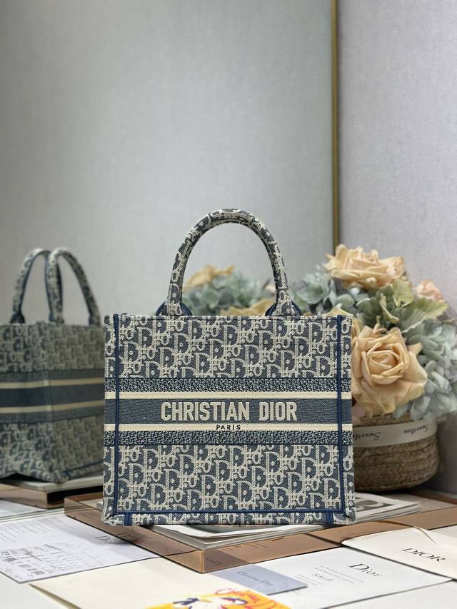 新灰兰D 新尺寸 Dio.R Mini Book Tote 复古又时髦的凹造型单品精湛的刺绣工艺完美呈现 随手一搭就能给搭配带来亮点～ 这款Mini号太阔爱了8