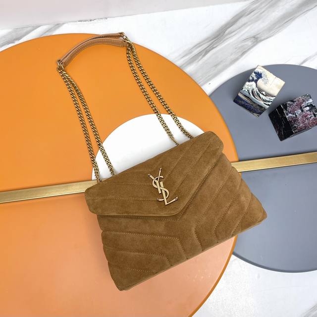 适合冬天背的包包它来了，它带着温暖向你走过来啦！外层轻磨砂手感超级柔软舒适，拿到手就能感受得到的高级感！ 搭配金色复古五金，使得整个包包更加有味道！内里带有隔层