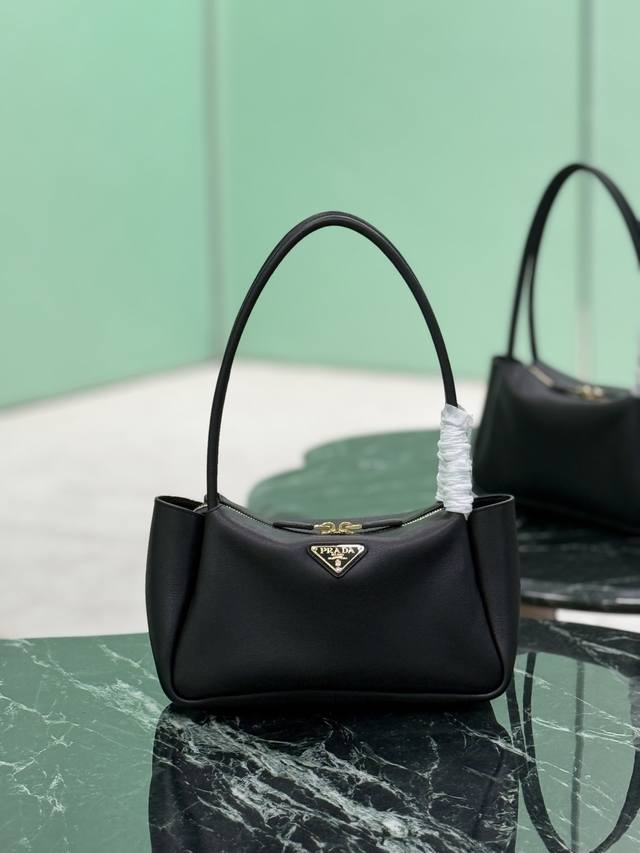 腋下手提包 这款采用口小牛皮,内配进口小羊皮,顶级五金。又可手提又可肩背,内配2个隔层,容量空间大,又简约又实用。 尺寸:长28X高18X底11Cm 款号:1B 腋下手提包 这款采用口小牛皮,内配进口小羊皮,顶级五金。又可手提又可肩背,内配2个隔层,容量空间大,又简约又实用。 尺寸:长28X高18X底11Cm 款号:1B