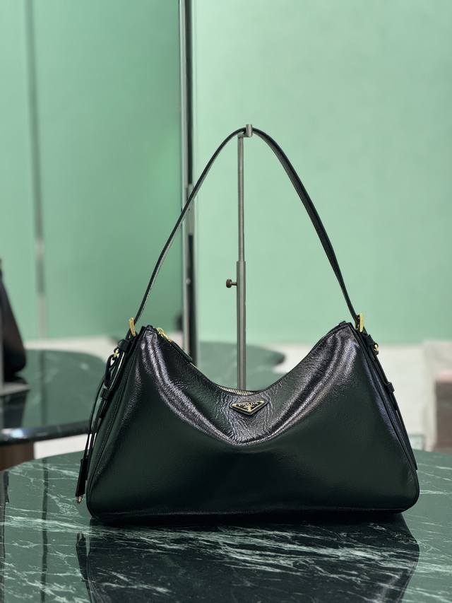 新款皱漆手袋 单肩包的设计灵感源自对Hobo廓形的探索，线条柔美，颇具现代感，采用皱漆皮工艺，超级百搭，背法很多，婉转的皮革轮廓结合容量大空间充足，內里配有拉链