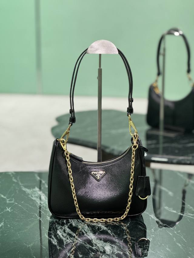 Hobo腋下皱漆皮 Hobo腋下包已成为主流时尚趋势啦！超级百搭好看时髦潮人一定要买它！全新皱漆皮面精心打造，巧心匠工独特可调节肩带设计，别样风情全皮穿链式提手