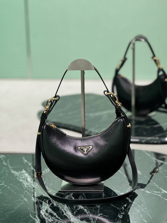 Moon手袋皱漆皮 这款简约Moon手袋漆油腊牛皮绽现摩登百搭的魅力。弧形包身设计，配有2条长 短可调节肩带，便于随心转换造型。内配进口小羊皮，金属配件更添亮丽