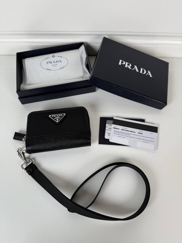 P家鹿皮男女通用卡夹,型号2Mr039,经典实用的拉链设计,内里为褶裥式2个卡位,1个内袋,可拆卸颈带,方便分类收纳,夏天单独搭配手机出门或者放在小包里再合适不 P家鹿皮男女通用卡夹,型号2Mr039,经典实用的拉链设计,内里为褶裥式2个卡位,1个内袋,可拆卸颈带,方便分类收纳,夏天单独搭配手机出门或者放在小包里再合适不