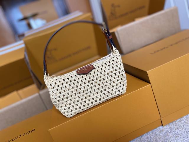 顶级原单 M14304编织本款 Hills Pochette 手拿包以拉菲草塑造雅致构型，成就露天聚会与阳光假日的随行佳选。牛皮革饰边与莹泽金属件点睛细节，手柄