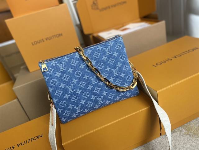 顶级原单 M24564 牛仔兰本款 Coussin 小号手袋以新季棉质丹宁吹袭清逸气息，依托漂白和砂洗工艺成就别致观感。搭配可拆卸铭纹粗链条和宽幅织物肩带，轻盈