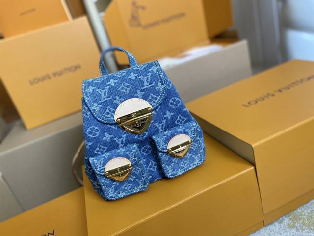 顶级原单 M46836中古绝版限量款。牛仔元素可是永不过时的哦，而且无论怎么搭配都超有范，无敌洋气！牛仔布面刺绣正面双袋邮差背包双肩包Oo[握手][握手]闭眼入