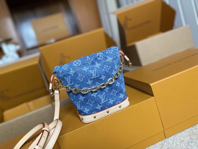 顶级原单 M83043 支持Nxp芯片感应 163动态芯片本款 Nano Noé 双肩包为棉布渲染潮流丹宁色调,再令经典 Monogram 图案铺陈其上,与皮革 顶级原单 M83043 支持Nxp芯片感应 163动态芯片本款 Nano Noé 双肩包为棉布渲染潮流丹宁色调,再令经典 Monogram 图案铺陈其上,与皮革