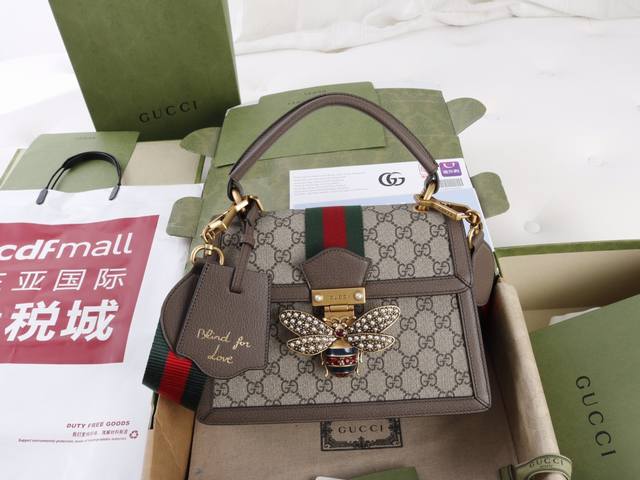 厂价 。 最高版本原厂皮顶级原单配专柜全套包装 简介玛格丽特皇后系列与精美绝伦细节精彩搭配，装饰新近确立的精美标志。象征智慧和爱的蜜蜂装饰玻璃珠和彩色水晶。 型