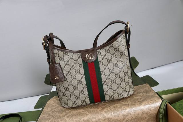 厂价 。 最高版本原厂皮顶级原单配专柜全套包装 简介：Ophidia系列亮眼呈献新颖廓形与功能，以标志性米色和棕色配色匠心演绎，缔就质地柔软的创新包袋单品。米色