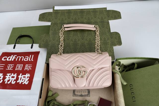 厂价 。 最高版本原厂皮顶级原单配专柜全套包装 简介：Gg Marmont系列匠心融蕴双G造型配件和切面链式包带，甄选柔软皮革缔就线条柔和的包型。简约利落的后袋