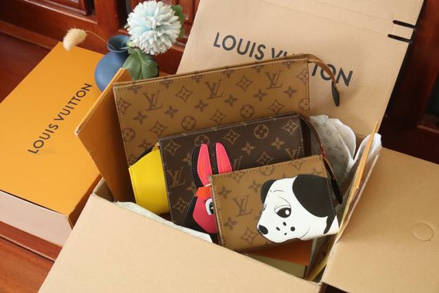 厂价 。 最高版本原厂皮顶级原单配专柜全套包装 M11254 一套3种不同尺寸的化妆包的收藏品“三重奏 波什 托瓦雷”。用Monogram Reverse帆布制