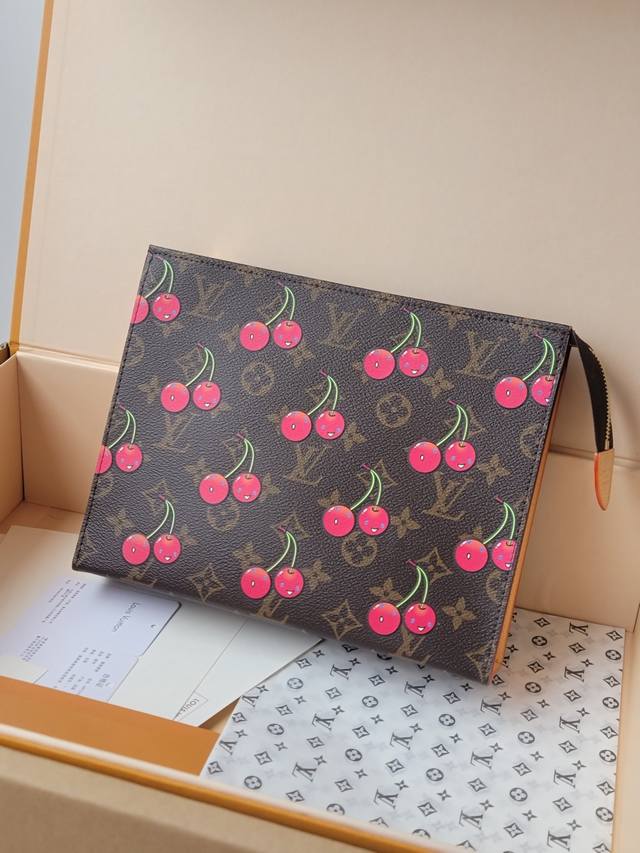 厂价 。 最高版本原厂皮顶级原单配专柜全套包装 M14372 樱桃 本款盥洗袋以经典 Monogram 涂层帆布塑造利落构型,瞩目铺陈路易威登 ×村上隆复刻系列 厂价 。 最高版本原厂皮顶级原单配专柜全套包装 M14372 樱桃 本款盥洗袋以经典 Monogram 涂层帆布塑造利落构型,瞩目铺陈路易威登 ×村上隆复刻系列