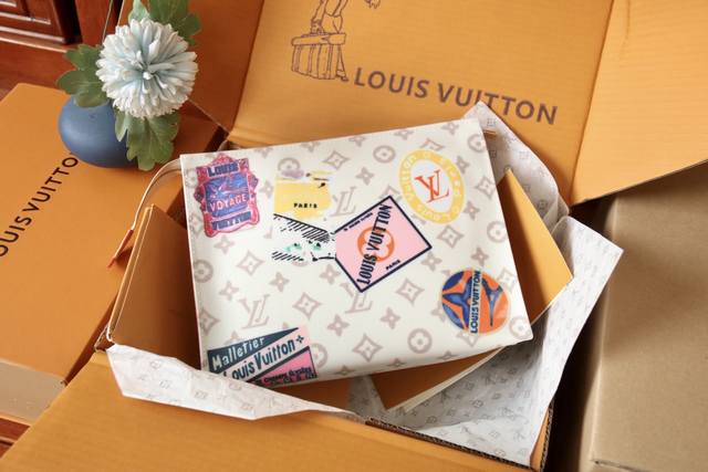 厂价 。 最高版本原厂皮顶级原单配专柜全套包装 M14909化妆包 47542印章 这款小巧的化妆包以Monogram 帆布制造，可轻易放入手袋内。圆形袋身配平