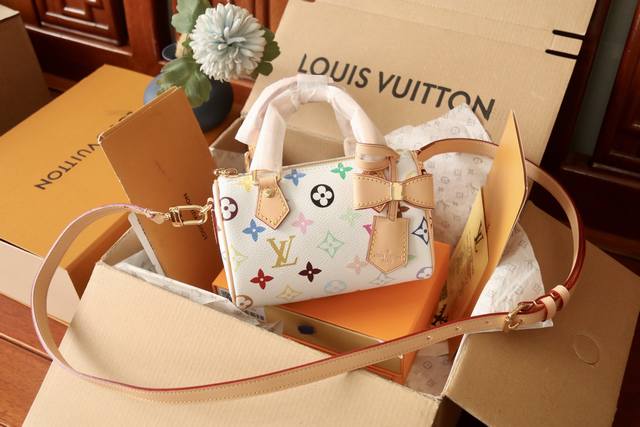 厂价 。 最高版本原厂皮顶级原单配专柜全套包装 本款 Nano Speedy 手袋选用 Monogram 涂层帆布和牛皮革饰边塑造玲珑构型,以明丽色彩演绎路易威 厂价 。 最高版本原厂皮顶级原单配专柜全套包装 本款 Nano Speedy 手袋选用 Monogram 涂层帆布和牛皮革饰边塑造玲珑构型,以明丽色彩演绎路易威