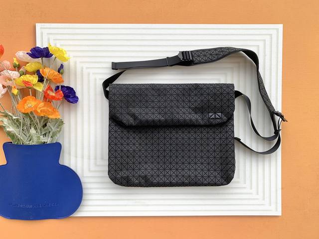 厂价 。 最高版本原厂皮顶级原单配专柜全套包装 Issey Miyake Bao Bao 尺寸:36.5X27.5X7Cm 三宅九月新品斜挎邮差包，秉承轻便原理