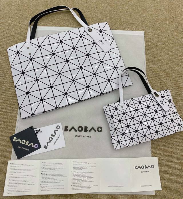厂价 。 最高版本原厂皮顶级原单配专柜全套包装 Issey Miyake Bao Bao 尺寸：41Cm*29Cm 7* Rock 系列延续了Rock系列经典的