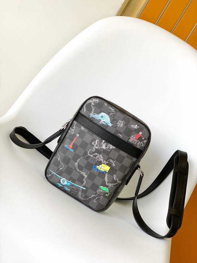 顶级原单N40239 采用柔软 Taurillon 皮革压印 Monogram 图案,哑光拉链与考究肩带来全新演绎 Danube 手袋。可调节肩带便于贴身背携。 顶级原单N40239 采用柔软 Taurillon 皮革压印 Monogram 图案,哑光拉链与考究肩带来全新演绎 Danube 手袋。可调节肩带便于贴身背携。