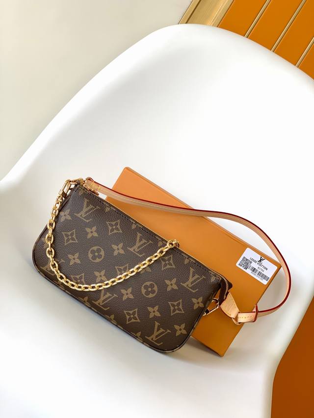 M82766顶级原单本款 Pochette Accessoires 手袋采用 Monogram 帆布演绎经典设计，以拉链开启充裕空间，内设拉链口袋、贴袋和卡片夹