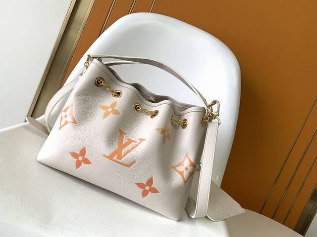 双十一活动 节后调回价格P M46545香草黄 M46492粉色本款 Summer Bundle 手袋出自 DéGradé 系列，崭新抽绳设计增添夏日氛围。Mo