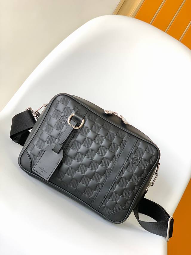 Pm45286进口头层牛皮 细节完美 顶级原单Sirius 邮差包 Sirius 邮差包取材 Damier Infini Onyx 牛皮革，为纤薄构型搭配广口设