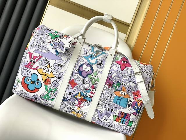 顶级原单 M21863本款 Keepall BandoulièRe 50 旅行袋在帆布表面描绘 Monogram 图案的卡通形象变身，令 Monogram 花卉