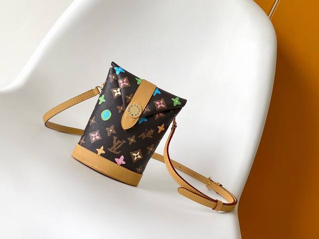 Pm83344黑彩咖 变码芯片顶级原单小巧精致手机包 斜挎单肩男女同款 Envelope Pouch 手袋取材柔软 Monogram Craggy 帆布，展现