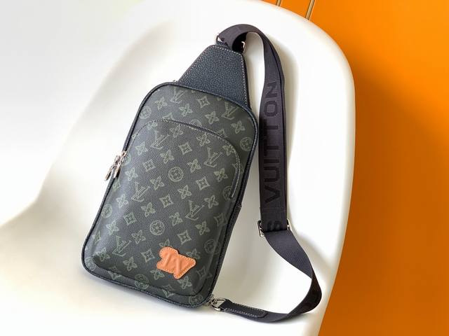 独家实拍 顶级原单M46344黑花Avenue 单肩包 Damier Graphite帆布面料的Avenue单肩包是都市生活的完美伴侣:小巧而时髦,展现休闲而不 独家实拍 顶级原单M46344黑花Avenue 单肩包 Damier Graphite帆布面料的Avenue单肩包是都市生活的完美伴侣:小巧而时髦,展现休闲而不