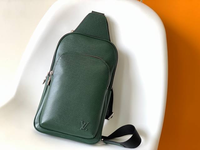 独家实拍 顶级原单M46344十字纹绿色Avenue 单肩包 Damier Graphite帆布面料的Avenue单肩包是都市生活的完美伴侣：小巧而时髦，展现休
