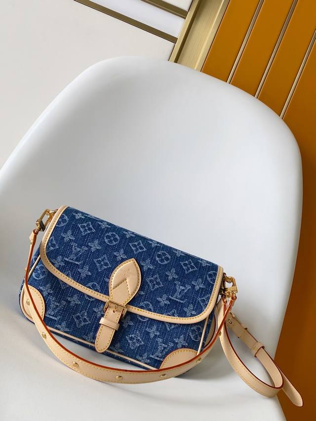 顶级原单 动态163 M13070 牛仔 法棍包系列 新款 Diane 手袋 黛安挎包是由 Monogram Empreinte， 以品牌的标志性压花皮革制成。