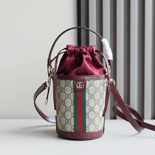 顶级原单 Ophidia系列匠心演绎新颖廓形与功能,搭配标志性的米色和棕色配色,缔就质地柔软、风格时尚的包袋单品。这款水桶包配有一根顶部提手和一根肩带。 米色和 顶级原单 Ophidia系列匠心演绎新颖廓形与功能,搭配标志性的米色和棕色配色,缔就质地柔软、风格时尚的包袋单品。这款水桶包配有一根顶部提手和一根肩带。 米色和