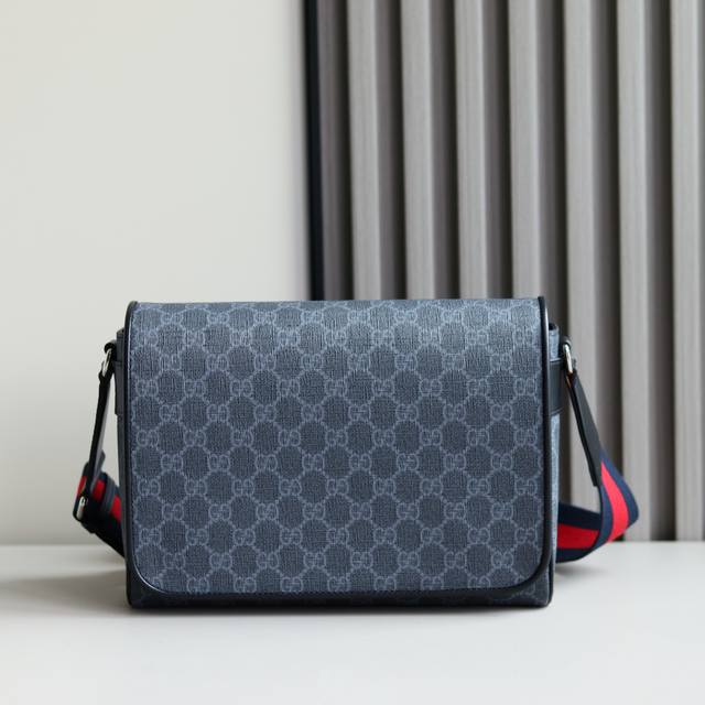 顶级原单 新品 Gg斜挎包。经典Gg Supreme帆布以质地柔软且富有延展性而著称，是品牌历经岁月洗礼却从未褪色的经典面料之一。该面料以超细纤维涂层织物打造，