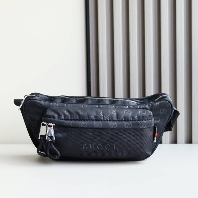 新品 轻便耐用的Gg尼龙面料携全新功能和醒目色调焕新亮相。在这款单肩包之上,它以亮眼之姿惊艳现身,与红绿织带细节相得益彰。 黑色Gg尼龙 红绿织带细节 同色调G 新品 轻便耐用的Gg尼龙面料携全新功能和醒目色调焕新亮相。在这款单肩包之上,它以亮眼之姿惊艳现身,与红绿织带细节相得益彰。 黑色Gg尼龙 红绿织带细节 同色调G