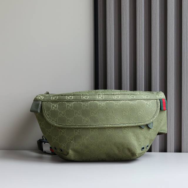 新品 小号Gg腰包 秋冬男士系列经典单品生动展现运动风格。该系列单品采用Original Gg帆布制作，隽永廓形搭配甄选配色，织带和Gucci压花标识等精致细节