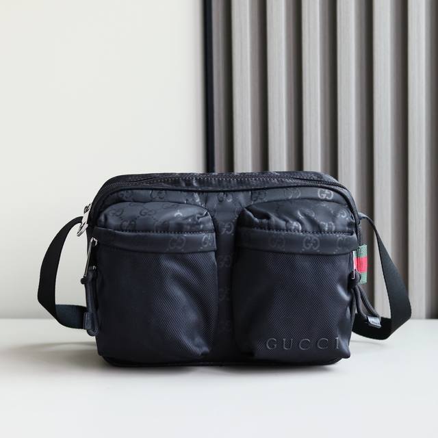 新品 轻便耐用的Gg尼龙面料携全新功能和醒目色调焕新亮相。在这款斜挎包之上，它以耀目之姿傲然登场，与红绿织带细节相得益彰。 黑色Gg尼龙 红绿织带细节 同色调G