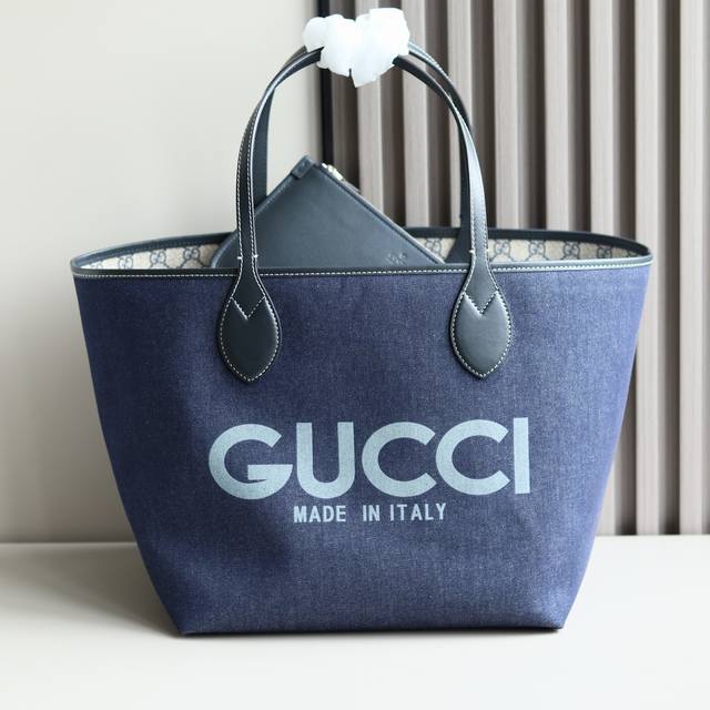 新品 Gucci Totissima系列糅合“Tote”一词与意大利语中表示最高级的词语“Issima”，彰显这款手袋的实用功能和隽永底色。这款中号托特包内附可