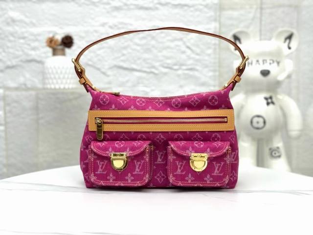 顶级原单复刻独家实拍M95212 Vintage牛仔布斜挎包 中古绝版限量款 采用牛仔帆布材质 柔软麂皮衬里 正面两个按锁翻盖开合小口袋 拉链开合 可调节肩带