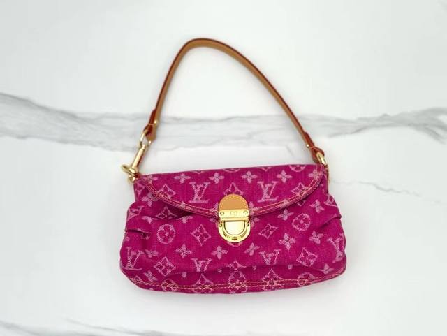 顶级原单复刻独家实拍M95216 牛仔布小挎包 中古绝版限量款 采用牛仔帆布材质 柔软麂皮衬里 正面按锁翻盖开合小口袋 拉链开合 可调节肩带 尺寸：26 × 1