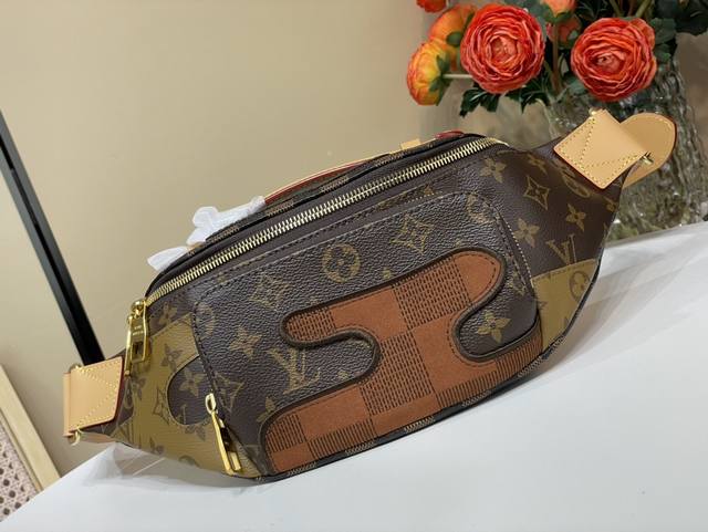 顶级原单独家实拍腰包系列 M15271 老花 头层牛皮 本款Rush腰包为深邃Monogram帆布包身点缀Damier与Monogram Reverse刺绣纵占